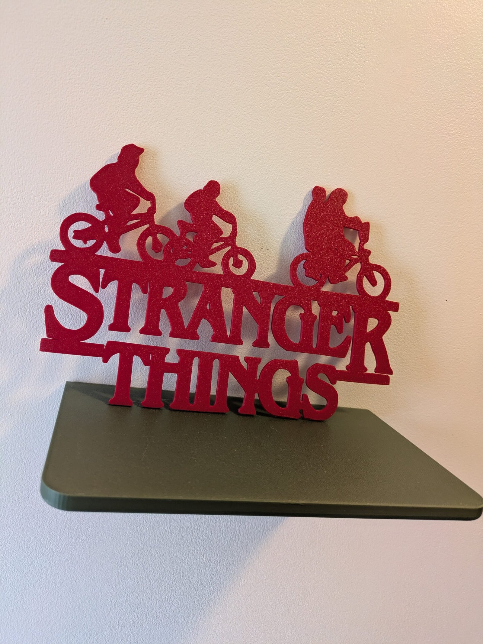 Logo Décoratif Stranger Things en Relief – L'Épopée à Vélo 🚲