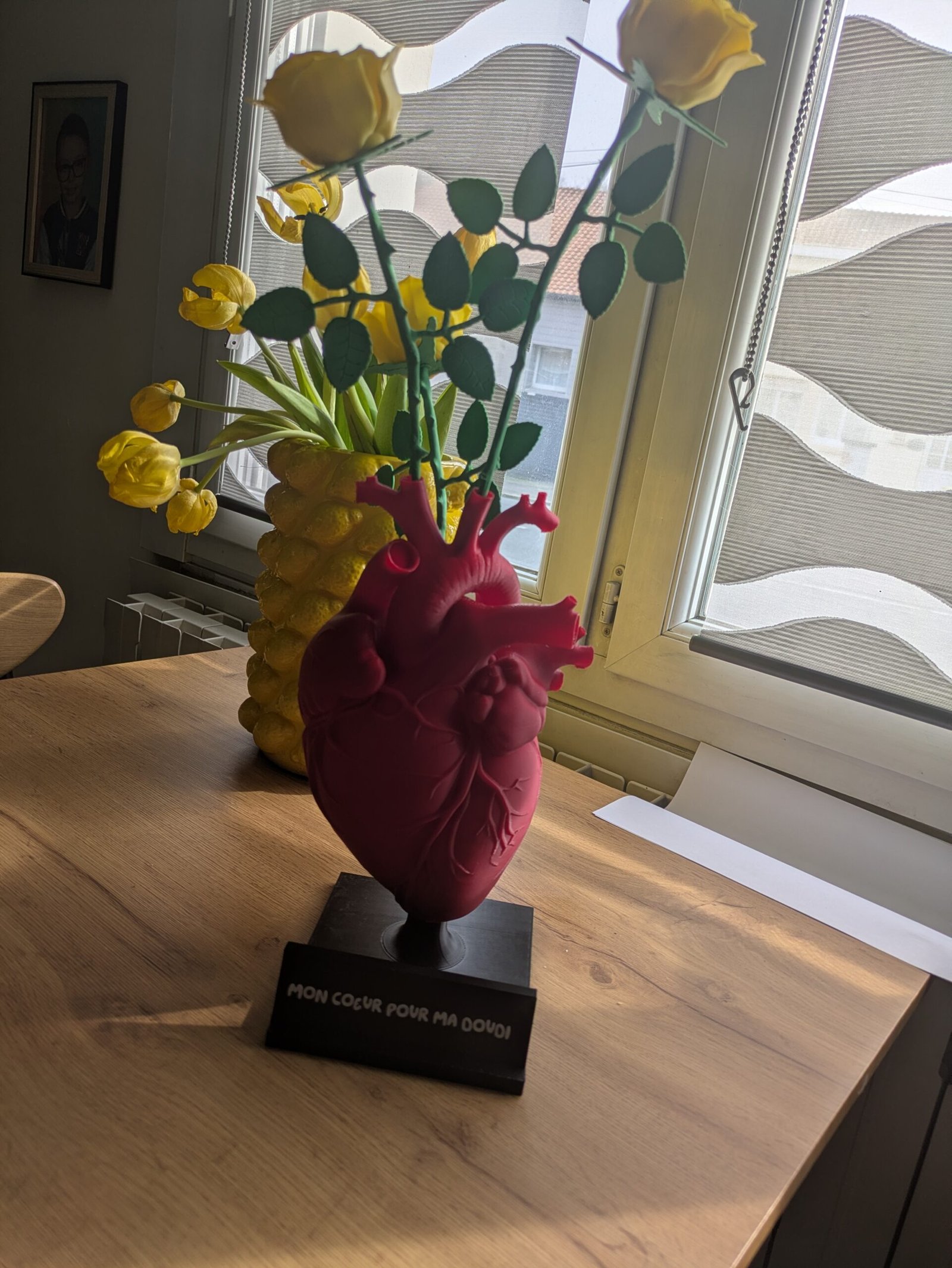 Vase Cœur Anatomique Personnalisé & Ses 3 Roses Éternelles 🌹 (22cm)