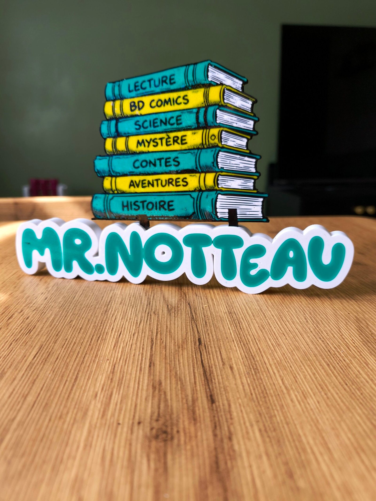 ​Le Trophée du Professeur "Pile de Savoir" – Figurine Personnalisée