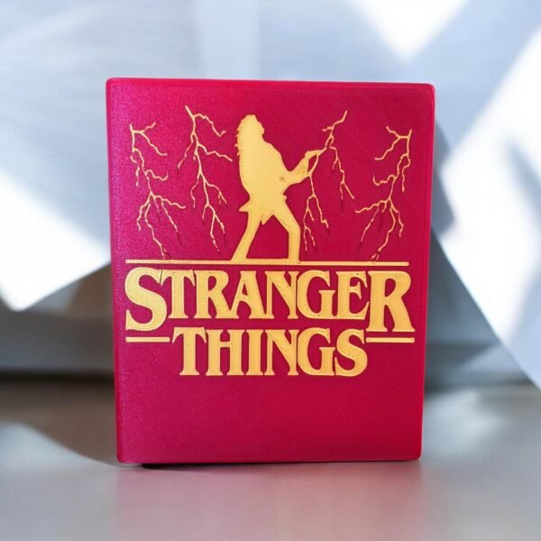 Support Décoratif Stranger Things "Eddie Munson" - Rouge & Or